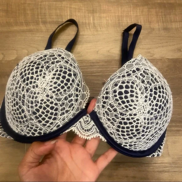 2 NWT Victoria’s Secret very sexy push up bra